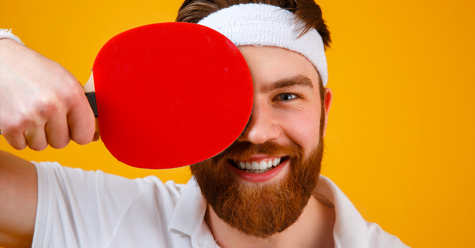 Homme avec une raquette de ping pong